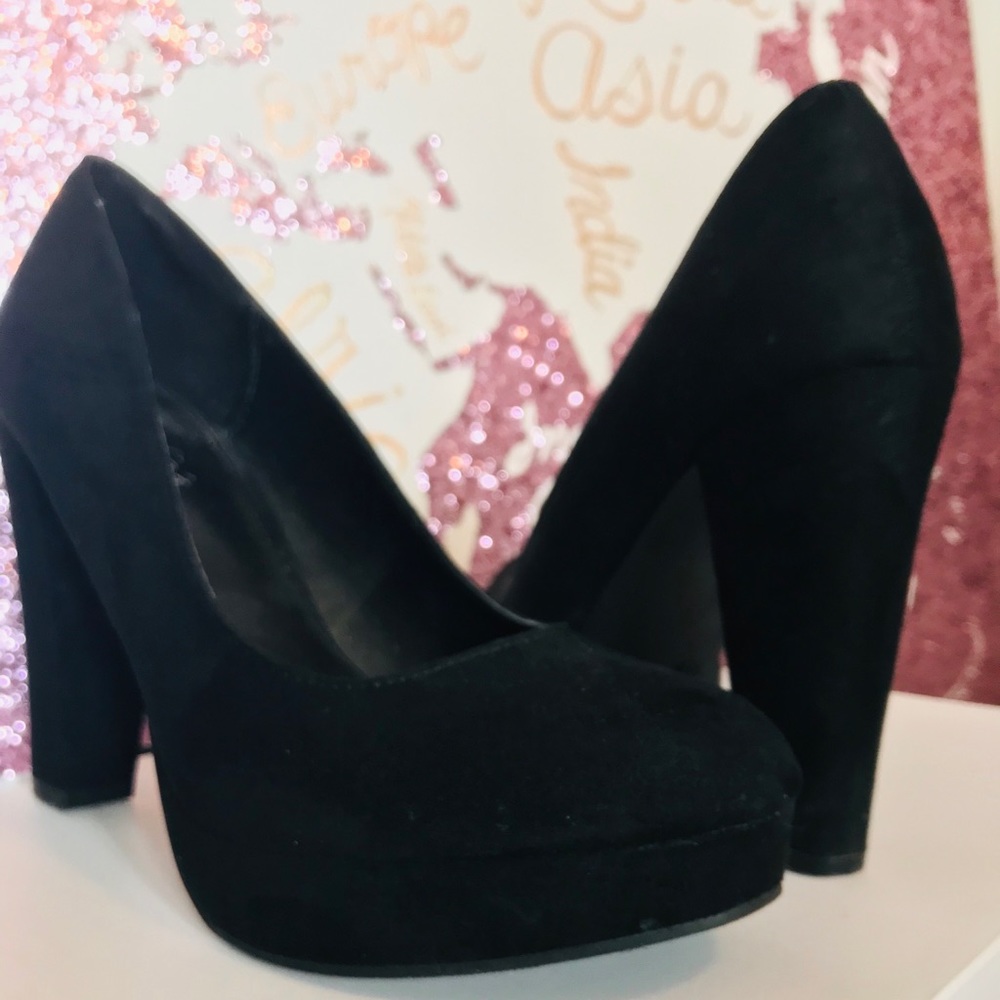 Black Pumps
